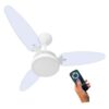Ventilador Teto Wind Light branco com 3 pás transparentes em acrílico e luminária LED integrada, sendo acionado por um controle remoto.