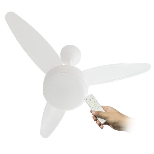 Fotografia de um Ventilador de Teto Inverter Silent na cor branca, com 3 pás de design aerodinâmico e luminária LED central. Uma mão aparece segurando o controle remoto branco, demonstrando a praticidade e modernidade do produto.