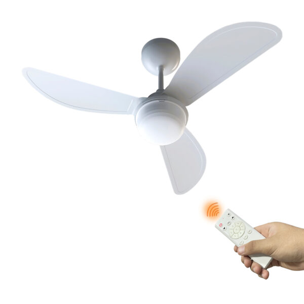 Ventilador de Teto Inverter branco com 3 pás e luminária LED redonda central acesa. No canto inferior direito, uma mão segura um controle remoto acionando o aparelho, destacando a praticidade e o design moderno.